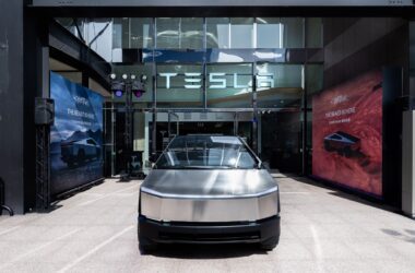 Tesla 純電皮卡 Cybertruck 硬派巡展今日開展，首站位於新光三越 台北信義新天地 A11 體驗店 (松壽路正門廣場)，陸續將前往全台超過 13 個站點。(圖片提供：Tesla)